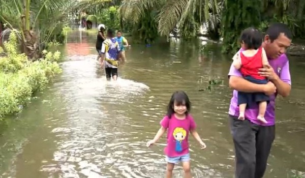 Penduduk terjejas banjir sedang berpindah ke tempat selamat/RTM